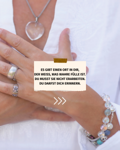 Lebens- und Seelenportrait von Melanie Jochem in den Händen einer Person. Das goldene Cover mit Lotusblüte symbolisiert innere Klarheit, Heilung und Rückverbindung zur Seele.