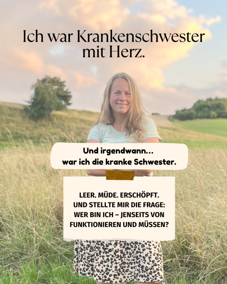 Manja Holm steht barfuß in einem Sommerfeld, lächelt und blickt in die Kamera.
Text im Bild: „Ich war Krankenschwester mit Herz. Und irgendwann war ich die kranke Schwester. Leer, müde, erschöpft – und stellte mir die Frage: Wer bin ich jenseits von Funktionieren und Müssen?“