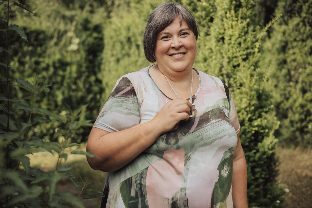 Sabrina Mitterigger - Innerlight Mentoring im Herzprojekt Beitrag Herzprojekt Magazin GELD & FÜLLE mit Wenn Geld dein Spiegel ist.