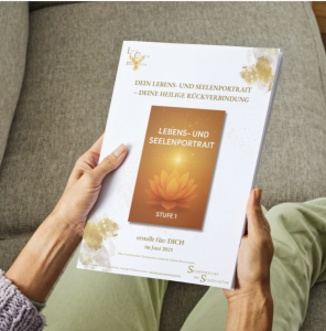 Lebens- und Seelenportrait von Melanie Jochem in den Händen einer Person. Das goldene Cover mit Lotusblüte symbolisiert innere Klarheit, Heilung und Rückverbindung zur Seele.