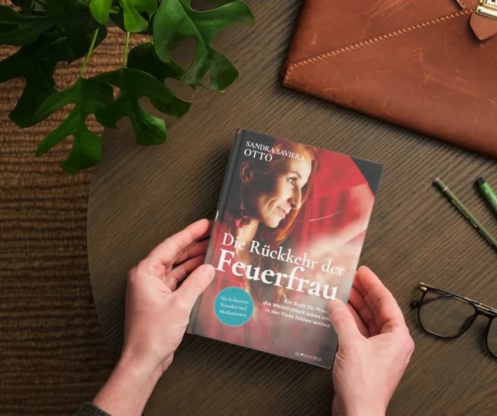 Die Rückkehr der Feuerfrau von der Autorin Sandra Saviera Otto - Ein Buch für Frauen, die Weiblichkeit leben und in der Tiefe fühlen wollen